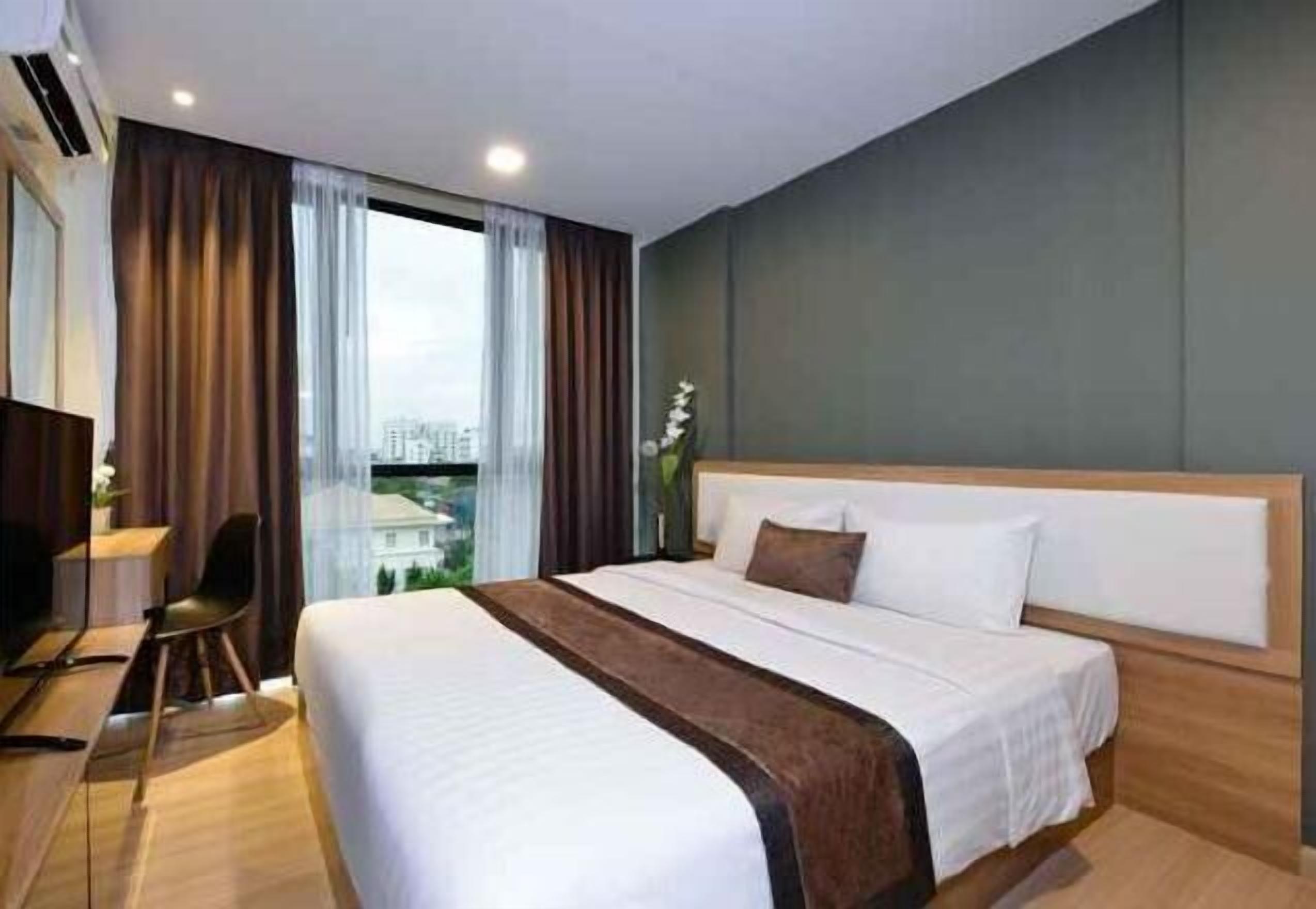 Premium bedding, in-room safe, desk, laptop workspace