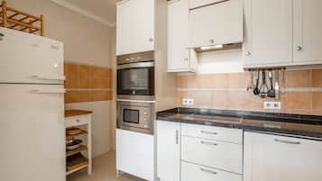 Een koelkast, een microgolfoven, een oven, een kookplaat