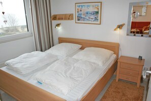 2 bedrooms, travel crib