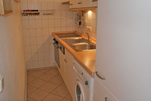 Kylskåp, ugn, diskmaskin och barnstol