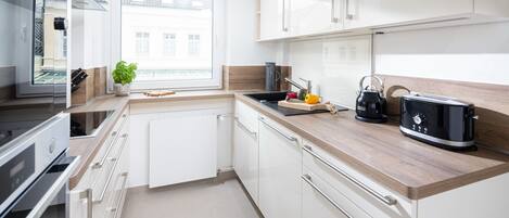 Kühlschrank, Mikrowelle, Ofen, Geschirrspüler