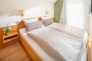 2 Schlafzimmer, Reisekinderbett, WLAN, BettwÀsche
