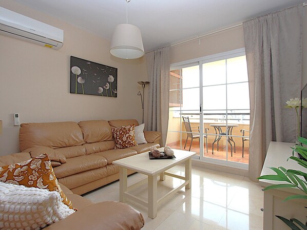 DVD player - Luxury Apartment Holiday Rental Nerja close to the Beach with Shared Pool & Wi-Fi (Nerja)