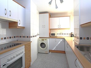 Een koelkast, een microgolfoven, een oven, een kookplaat