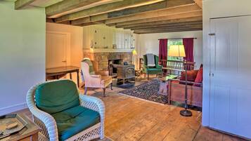 TV, fireplace, DVD player, books