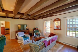 Sitting Room - 4BR Group Getaway on the Chickley River (Hawley)
