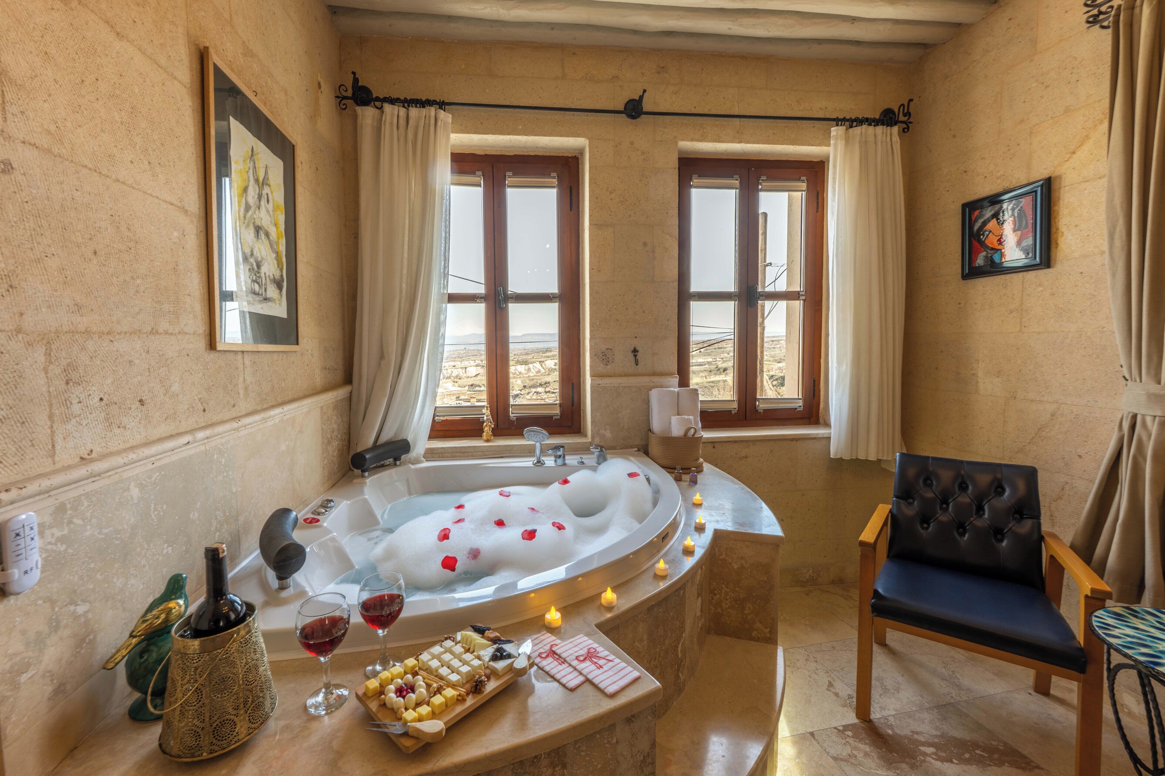 Venus - All Stone & View & Jacuzzi & Balcony | เครื่องนอนระดับพรีเมียม, เตียง Select Comfort, มินิบาร์