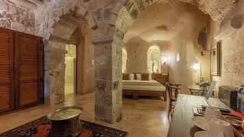 Uranus - Fully Cave & Jacuzzi