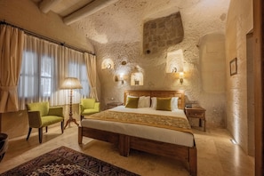 Jupiter - Fully Cave & Jacuzzi | Premium bedding, Select Comfort beds, minibar, in-room safe