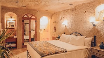 Neptune - Fully Cave & Semi-View & Standard Room | Bộ đồ giường cao cấp, nệm Select Comfort, minibar