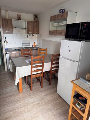 Een koelkast, een microgolfoven, een oven, een kookplaat