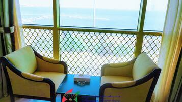 Junior Room | Minibar, in-room safe, desk, laptop workspace