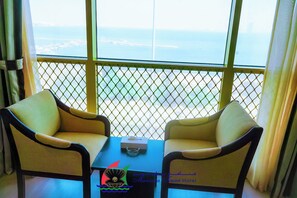 Junior Room | Minibar, in-room safe, desk, laptop workspace - Manama Tower Hotel (Manama)