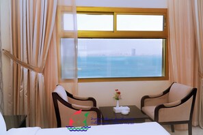 Deluxe Twin kamer | Een minibar, een kluis op de kamer, een bureau, een laptopwerkplek