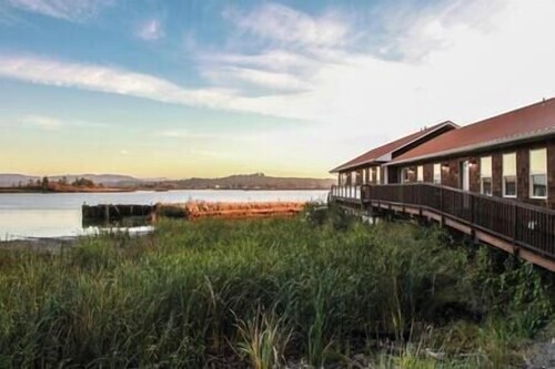 Charming Hideaway Overlooking The Astoria Waters