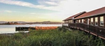 Charming Hideaway Overlooking The Astoria Waters