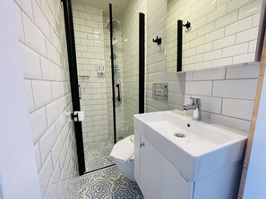 Economy Double Room | Bathroom | Shower, rainfall showerhead, free toiletries, hair dryer - Yalı Pansiyon (Kas)