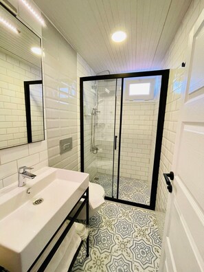Grand Triple Room | Bathroom | Shower, rainfall showerhead, free toiletries, hair dryer - Yalı Pansiyon (Kas)