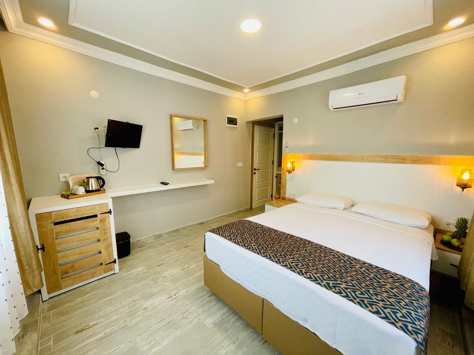 Deluxe Double Room, 1 Double Bed | Minibar, free WiFi, bed sheets
