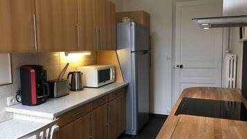 Kühlschrank, Mikrowelle, Ofen, Geschirrspüler