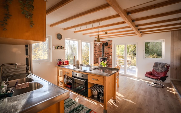 Fridge, microwave, oven, stovetop - Sunny Swedish cottage surrounded by forest & tranquillity (Åsensbruk)