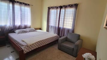 5 bedrooms, desk, iron/ironing board, bed sheets