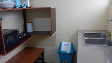 Refrigerador, microondas, parrilla de estufa y tetera eléctrica