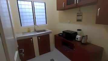 Kjøleskap, mikrobølgeovn, kokeplater og vannkoker