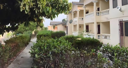 25 minutes to Winneba Beach!! A quiet family suite with dining and living area.