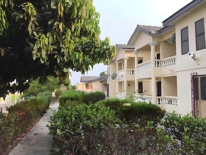 25 minutes to Winneba Beach!! A quiet family suite with dining and living area.