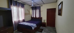 5 slaapkamers, een bureau, een strijkplank/strijkijzer, beddengoed