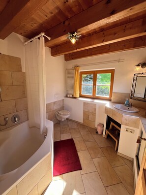 Tina con regadera, secadora de cabello, toallas, jabón 