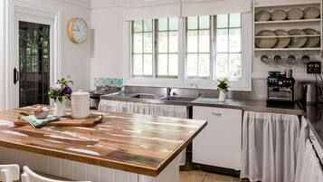 Mini-fridge, microwave, oven, stovetop