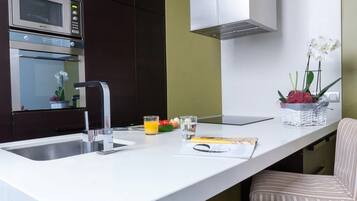 Frigorífico, microondas, horno y placa de cocina