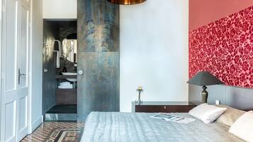 2 dormitorios, escritorio, tabla de planchar con plancha y cuna de viaje