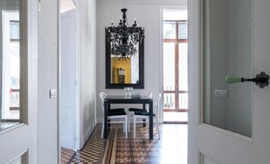 Dining - Sunset: Elegant 2BR/2BA in the Heart of Central Barcelona, Dreta de l'Eixample (Barcelona)