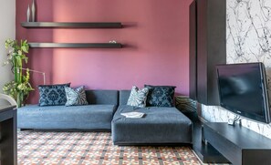 Smart TV, DVD player, books, video library - Sunset: Elegant 2BR/2BA in the Heart of Central Barcelona, Dreta de l'Eixample (Barcelona)