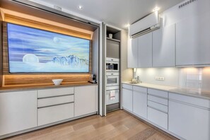 Jääkaappi, mikroaaltouuni, uuni, liesi