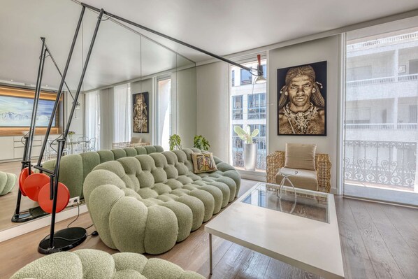 Televisio, videopelejä, kirjoja, musiikkikirjasto