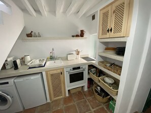 Een koelkast, een microgolfoven, een oven, een kookplaat