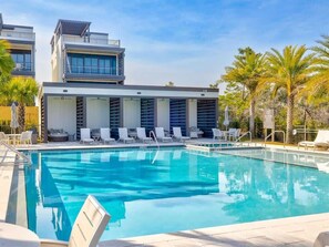 Een buitenzwembad en een verwarmd zwembad