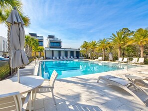 Piscina all'aperto, una piscina riscaldata