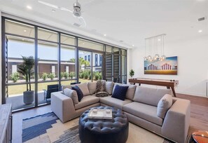 Televisie, een open haard, videospelletjes en een kantoor