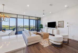 Fernseher, Kamin, Videospiele, Arbeitsbereiche