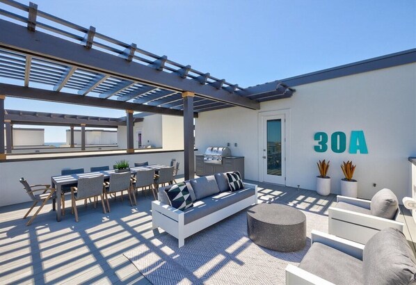 Outdoor dining - Elegant- Gulf Views - Rooftop deck - Private Poolside Cabana- `The Crest 9` (Santa Rosa Beach)