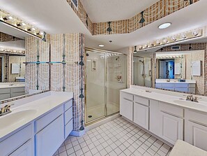 Towels - Warwick 203 Oceanfront - Great views of Ocean and Pool, Clubhouse Access (Pawleys Island)
