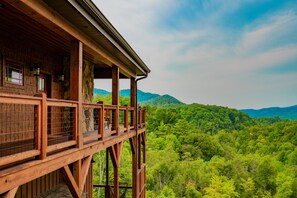 Exterior - Cave Mountain Lodge: INDOOR POOL! Mtn Views! Theater, Games, Hot tub, Signature! (Sevierville)