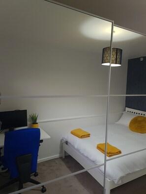 1 bedroom, desk, iron/ironing board, free WiFi - Modern 1 Bed ground floor apartment (dartford)