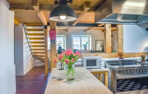 Jääkaappi, astianpesukone, kahvin-/teenkeitin