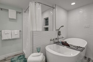 Bathtub, hair dryer, towels - Steps To The Sea | Penthouse with Ocean Views (Port Aransas)